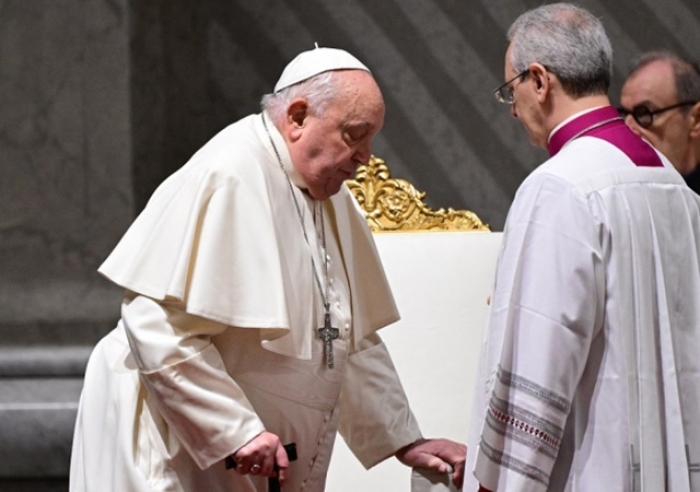 BENGALA QUEBRA E PAPA FRANCISCO QUASE CAI DURANTE AUDIÊNCIA DO JUBILEU