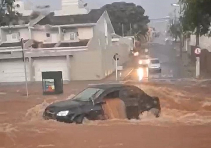 BOMBEIROS COM MUITO TRABALHO DEVIDO A FORTE CHUVA DE ONTEM