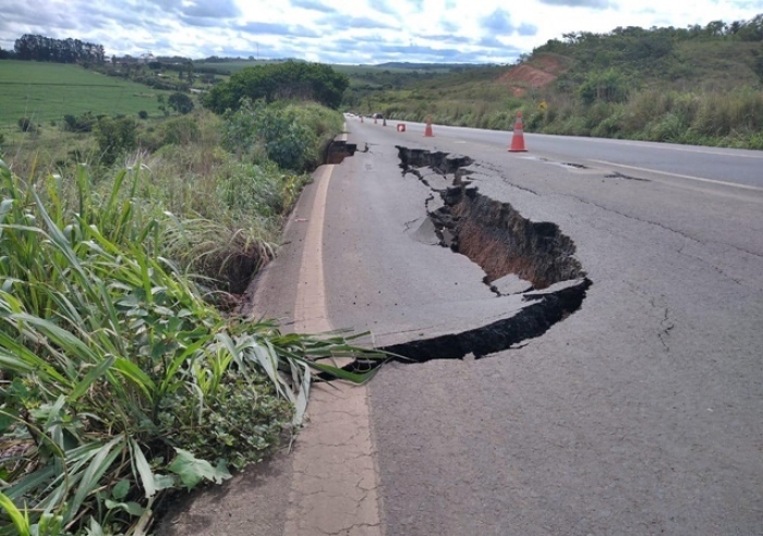 ATENÇÃO! TERCEIRA FAIXA DO KM 429 DA BR-365 ENTRE PATROCÍNIO E PATOS ESTÁ INTERDITADA