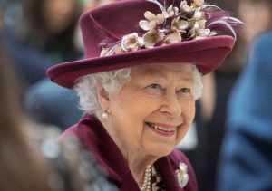 ELIZABETH II PROCURA SOCIAL MEDIA; SALÁRIO R$ 200 MIL