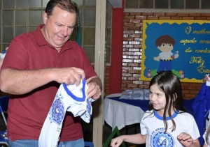 DEIRÓ FAZ A ENTREGA SIMBÓLICA DE UNIFORMES E KITS DE MATERIAL ESCOLAR A ALUNOS DA REDE MUNICIPAL DE ENSINO