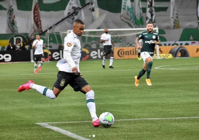 ADEMIR BRILHA E AMÉRICA ARRANCA EMPATE HISTÓRICO COM PALMEIRAS EM SÃO PAULO