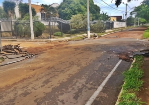 PROBLEMA RECORRENTE | TEMPESTADE ARRANCA ASFALTO NA D JOSÉ ANDRÉ COIMBRA