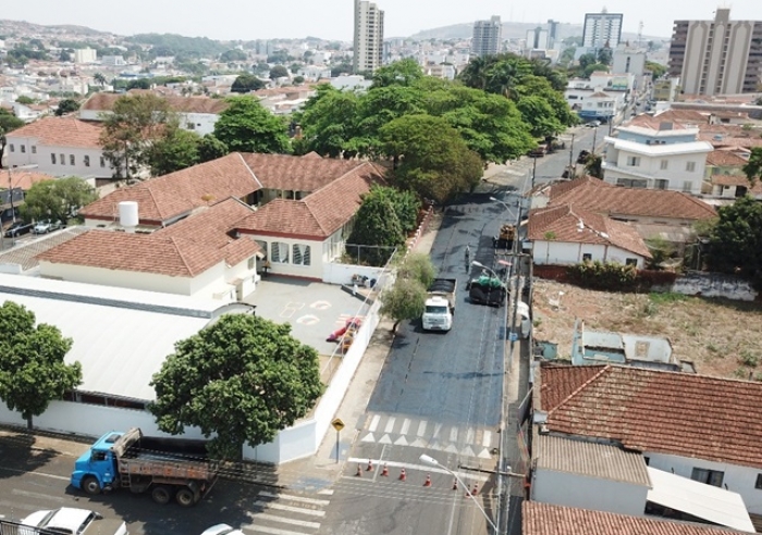 ‘OPERAÇÃO RECAPEAMENTO’ CHEGA A RUA PRESIDENTE VARGAS