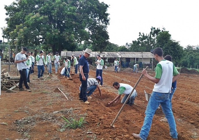 EASFP REALIZA PROCESSO SELETIVO PARA TÉCNICO EM AGROPECUÁRIA AMANHÃ, 12