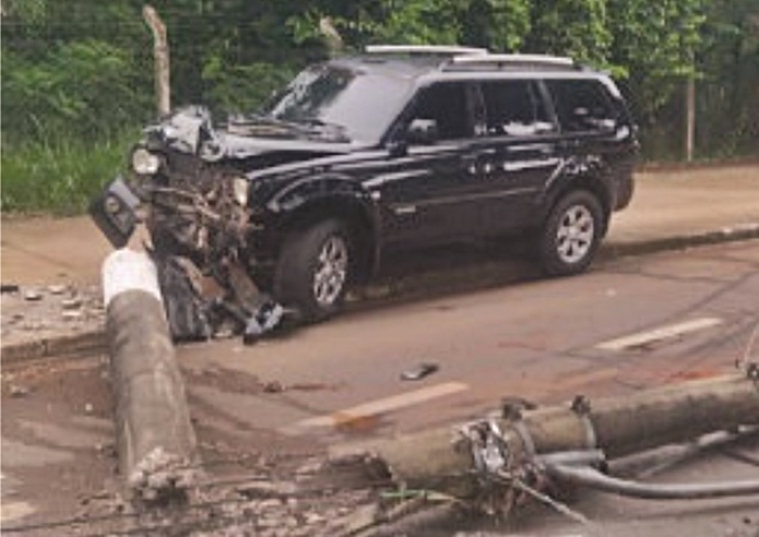 PAJERO SE CHOCA COM POSTE EM ESTRANHO ACIDENTE PRÓXIMO A ROTATÓRIA DA FACULDADE