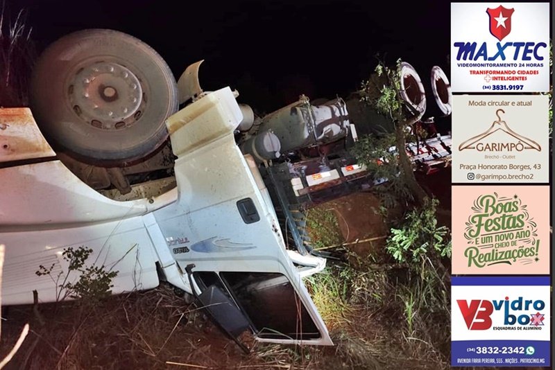 CAMINHÃO CAPOTA NA BR-365 ENTRE MONTE CARMELO E ROMARIA; MOTORISTA MORRE PRESO ÀS FERRAGENS