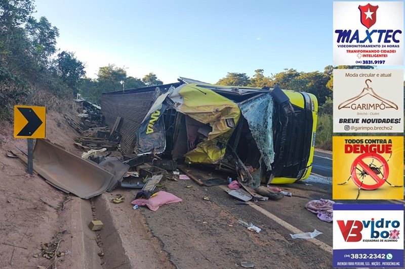 CAMINHÃO CARREGADO COM BANANAS TOMBA NA MGC-462, EM PATROCÍNIO, E CONDUTORA FICA FERIDA
